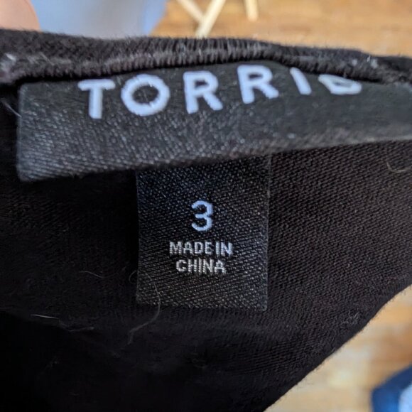 Black tank top with daisies - Picture 2 of 3